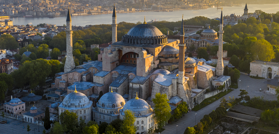 Türkiye recibió 50 millones de visitantes y generó 50.000 millones de dólares en ingresos turísticos. Türkiye recibió 50 millones de visitantes y generó 50.000 millones de dólares en ingresos turísticos.